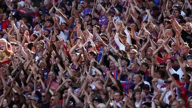 Người hâm mộ Crystal Palace tại sân Wembley chứng kiến khởi đầu kỷ nguyên mới của Liverpool