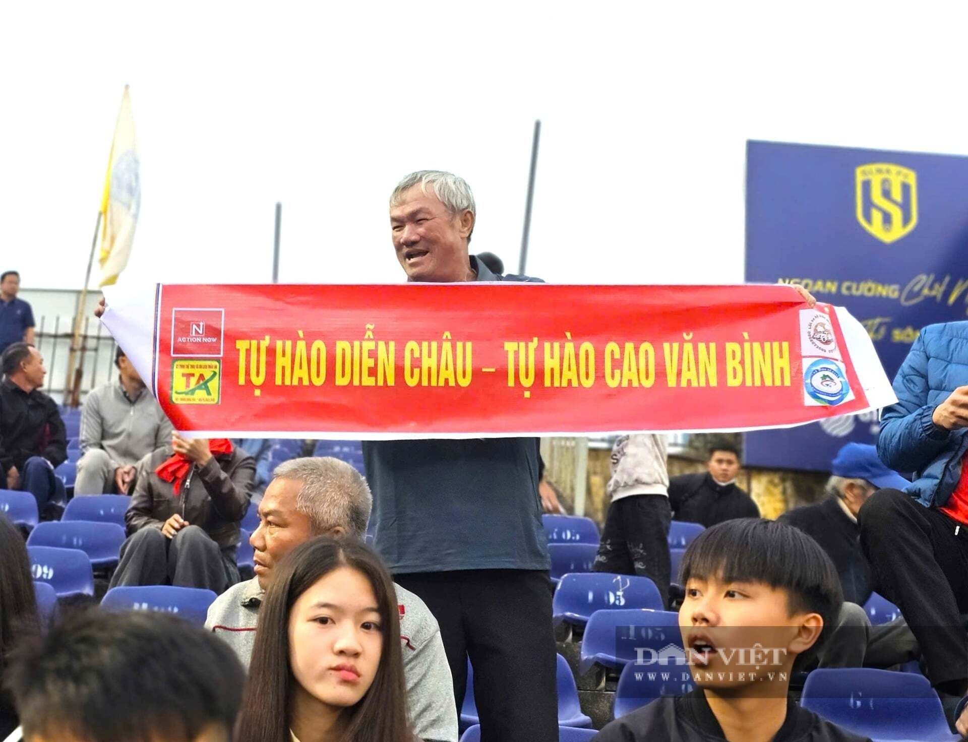 Người hâm mộ Diễn Châu cầm biểu ngữ "Tự hào Diễn Châu – Tự hào Cao Văn Bình" trên khán đài sân Vinh, thể hiện sự ủng hộ thủ môn Cao Văn Bình.