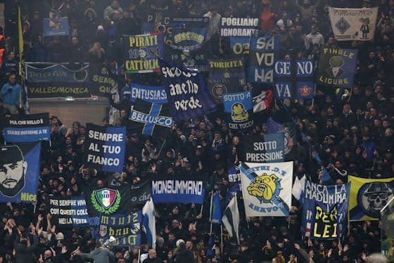 Người hâm mộ Inter Milan với cờ và biểu ngữ cổ vũ đội bóng.