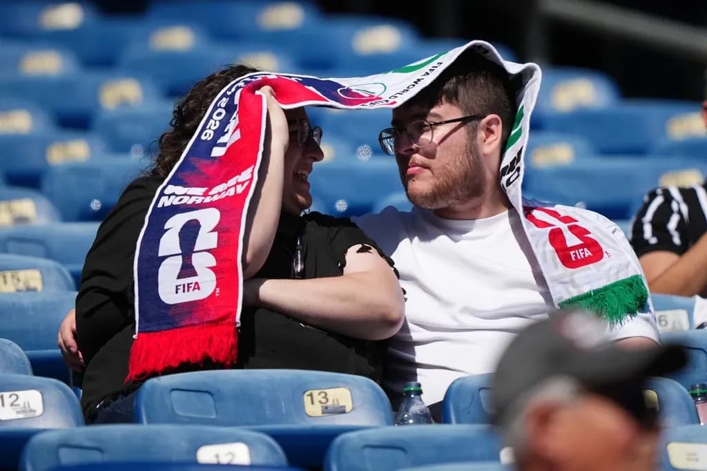 Người hâm mộ Iraq và Na Uy trên khán đài, tượng trưng cho sự đa dạng và cơ hội của World Cup mở rộng.