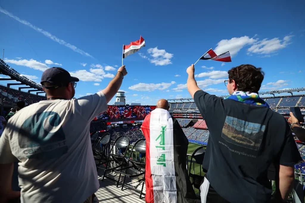 Người hâm mộ Iraq vẫy cờ cổ vũ đội tuyển tại World Cup 2026