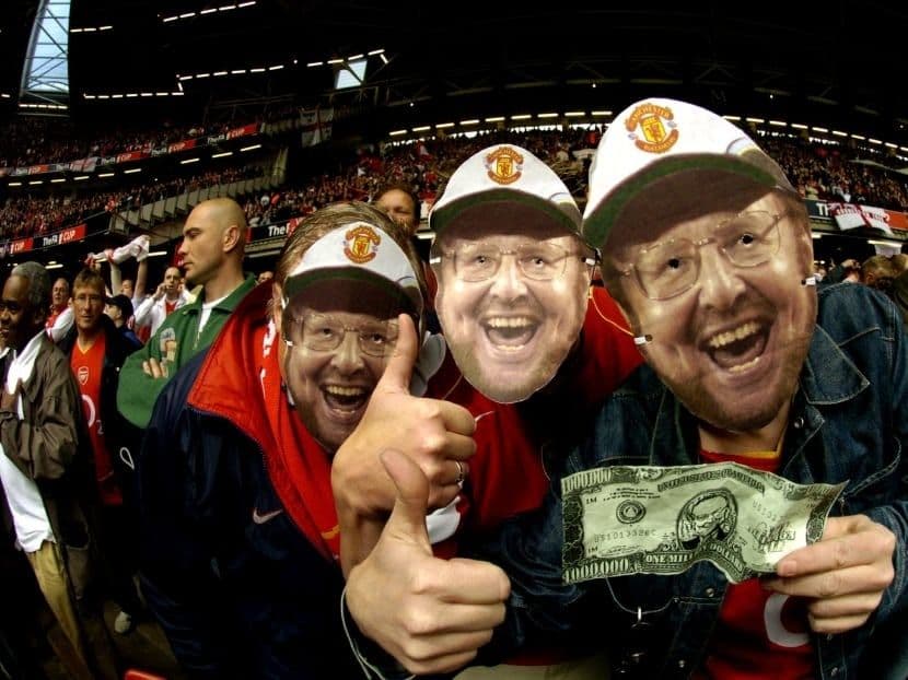 Người hâm mộ Manchester United tại sân Old Trafford, bối cảnh quá khứ của Mason Greenwood.