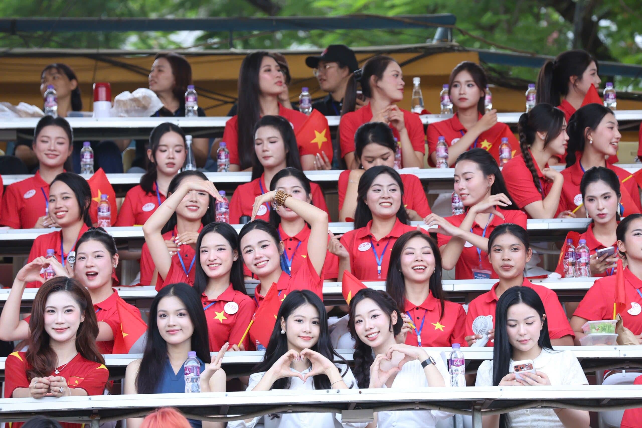 Người hâm mộ nữ của CAHN cổ vũ nhiệt tình trên khán đài, thể hiện sự gắn kết cộng đồng
