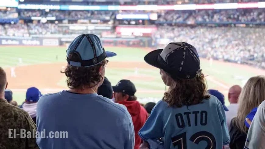 Người hâm mộ theo dõi trận đấu World Series căng thẳng giữa Dodgers và Blue Jays