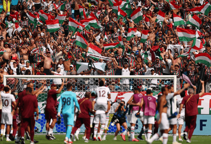 Người hâm mộ và cầu thủ Fluminense ăn mừng chiến thắng sốc 2-0 trước Inter Milan tại FIFA Club World Cup.