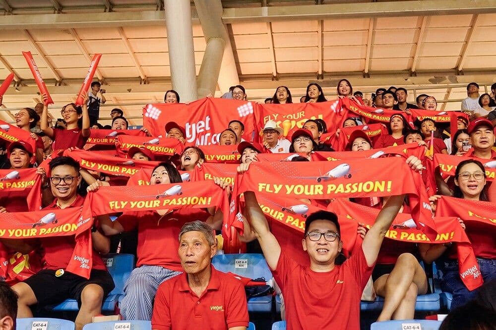 Người hâm mộ Việt Nam cổ vũ cuồng nhiệt trên khán đài