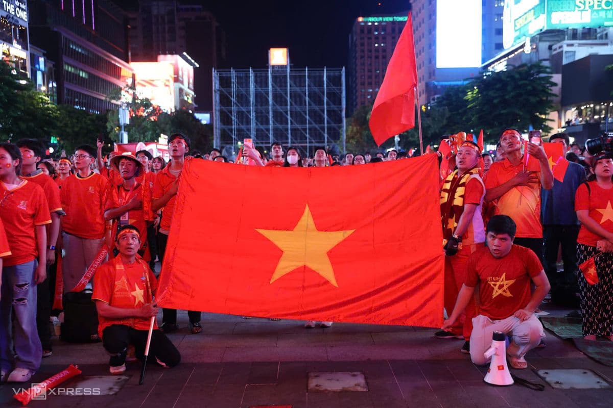 Người hâm mộ Việt Nam tập trung tại sân Mỹ Đình theo dõi trận đấu trên màn hình lớn, thể hiện áp lực và kỳ vọng.