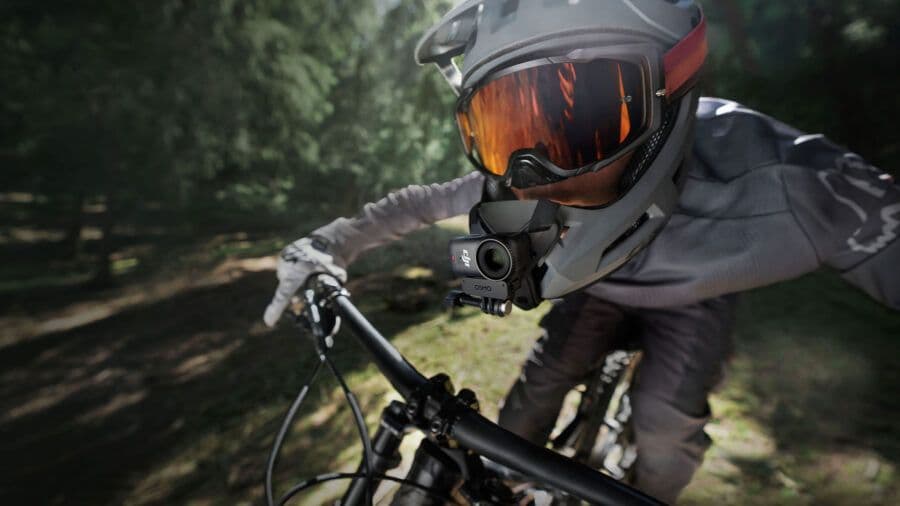 Người đi xe đạp gắn camera DJI Osmo Nano lên mũ bảo hiểm, thể hiện sự linh hoạt trong góc quay.