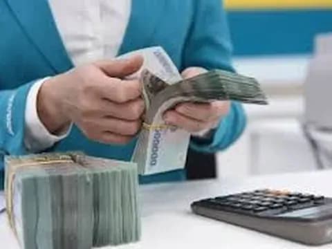 Người lao động đang đếm tiền thưởng Tết, tượng trưng cho các khoản tiền thưởng từ các khối doanh nghiệp khác nhau.