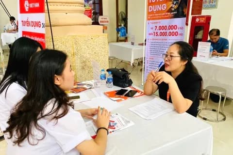 Người lao động tham gia phỏng vấn tuyển dụng tại một hội chợ việc làm, biểu tượng cho cơ hội sự nghiệp và tài lộc.