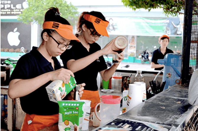 Người lao động trong ngành dịch vụ, đối mặt với thách thức tối ưu chi phí và quyền lợi.