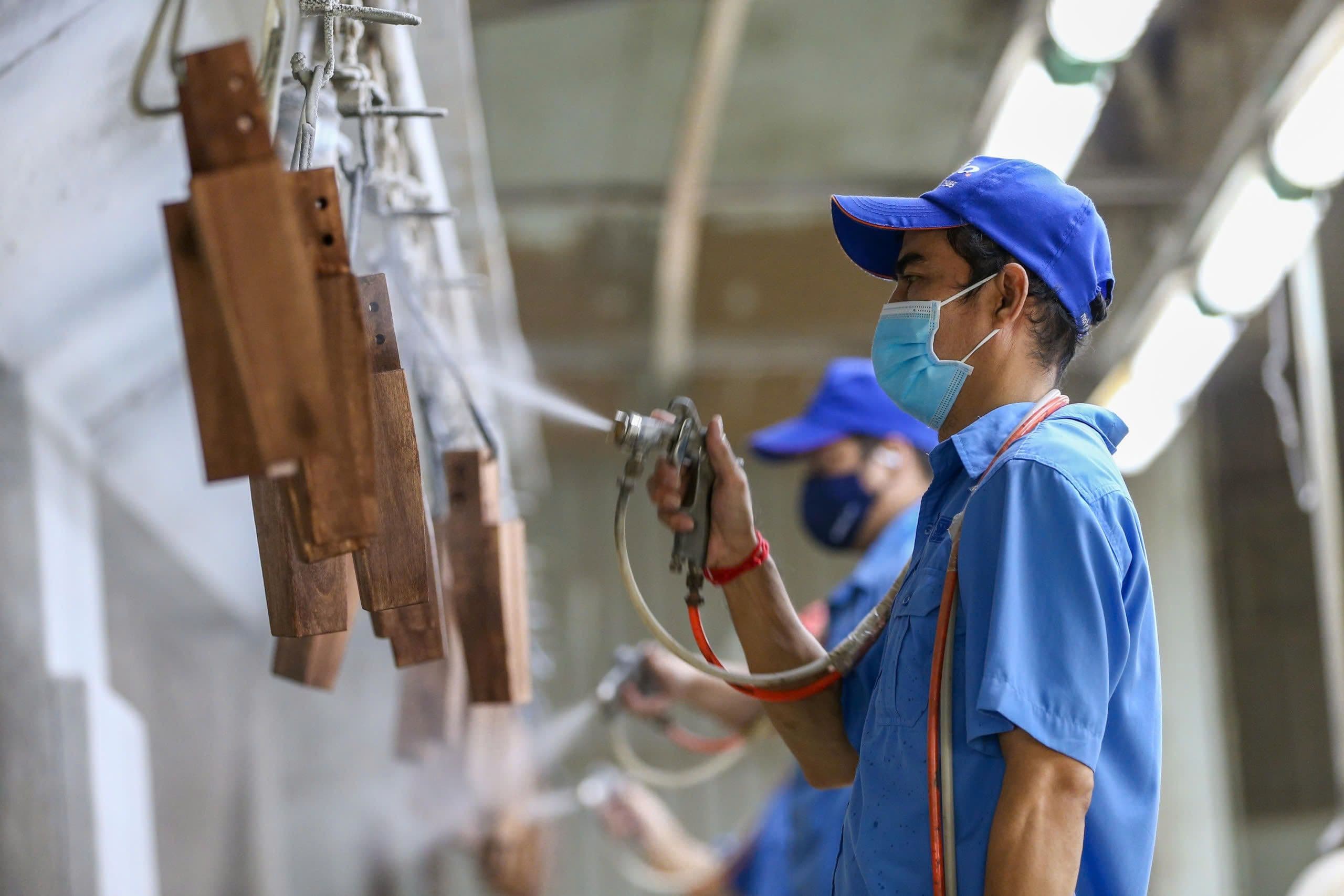 Người lao động Việt Nam miệt mài sản xuất, đóng góp vào nền kinh tế