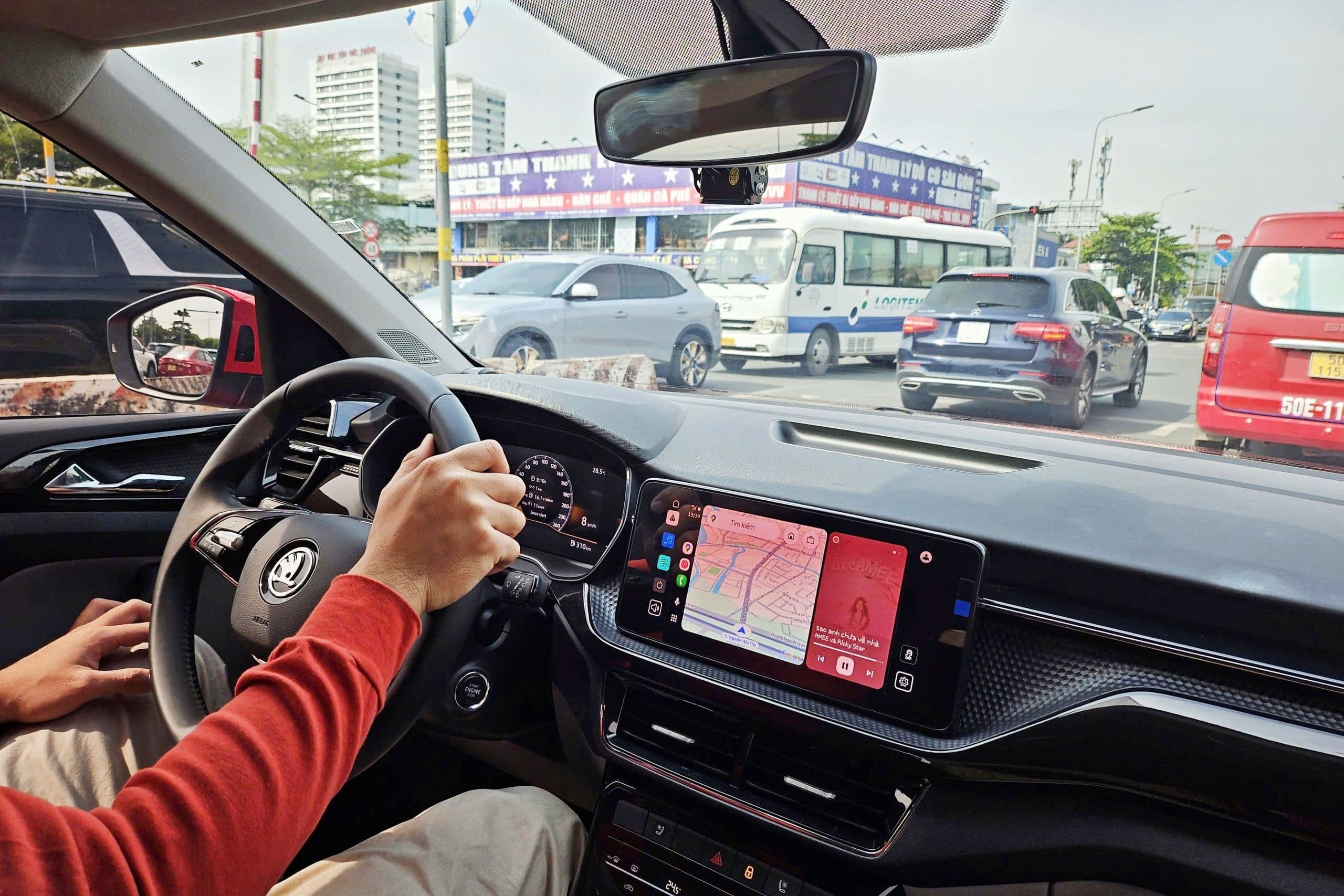 Người lái xe điều khiển phương tiện trong đô thị, hướng tới xây dựng văn hóa giao thông văn minh và an toàn.