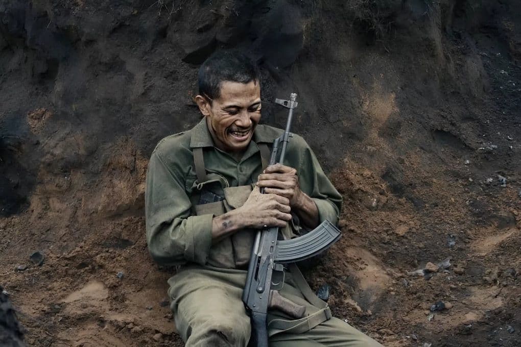 Người lính Việt Nam cười tươi với súng, gợi nhớ lịch sử hào hùng của dân tộc.