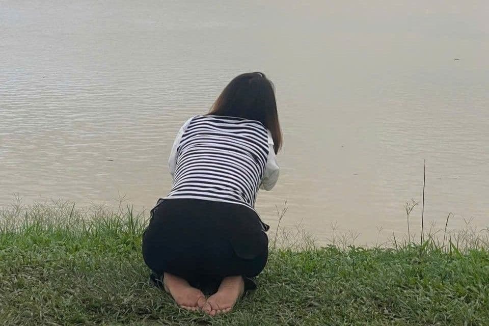Người mẹ trẻ quỳ gối đau đớn bên bờ sông Lam, chờ đợi tin tức về các con.