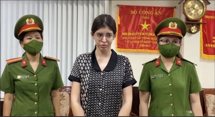 Người mẫu Andrea Aybar Carmona bị bắt giữ cùng hai nữ cảnh sát, minh họa cho việc người nổi tiếng vướng vào vòng lao lý.