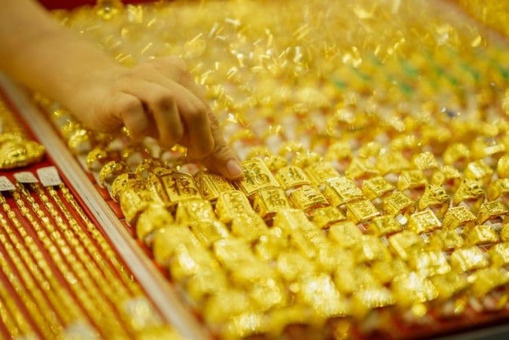 Người mua chọn vàng miếng hoặc vàng nhẫn tại cửa hàng vàng trong bối cảnh giá vàng tăng cao