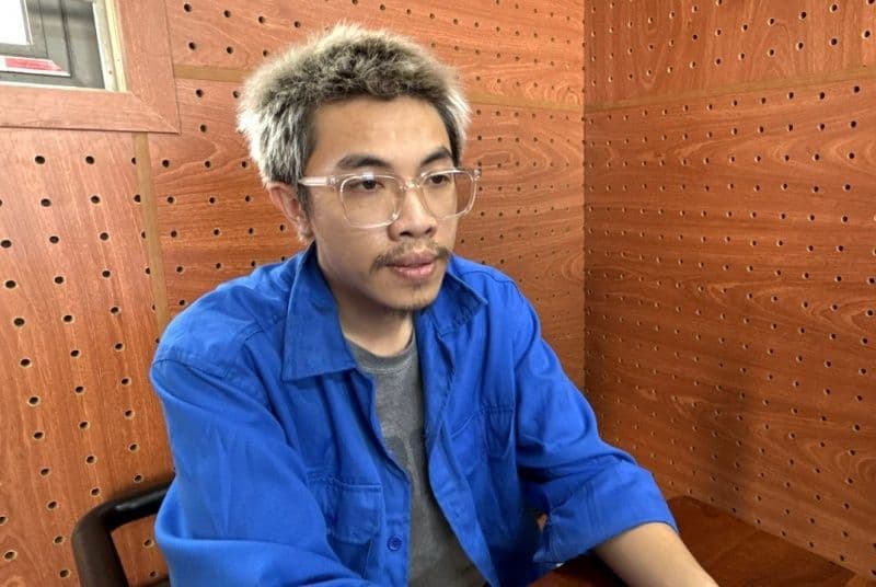 Người đàn ông bị bắt giữ vì hành vi lừa đảo trực tuyến, đại diện cho những kẻ tạo ra cạm bẫy số.