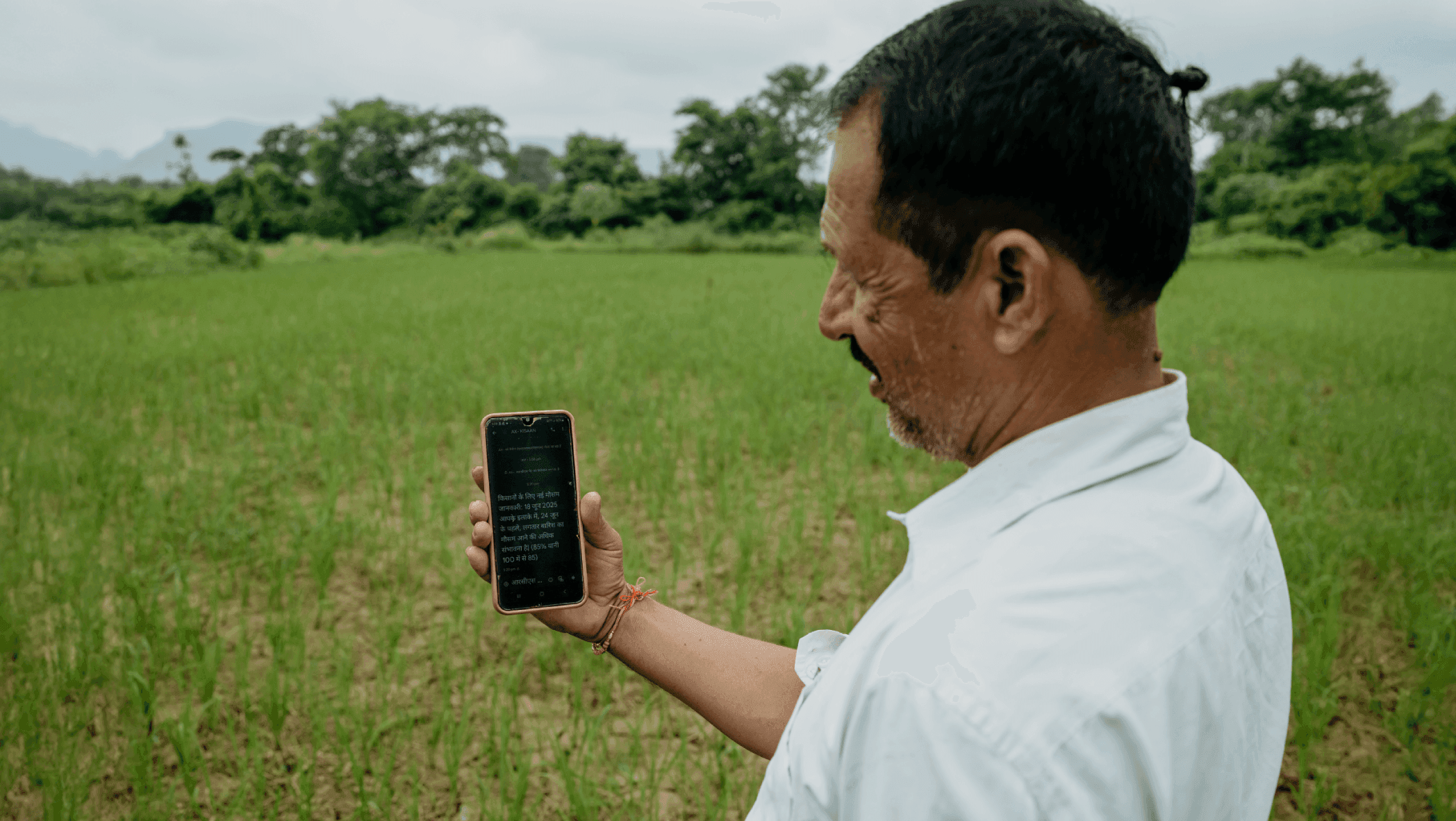 Người đàn ông dùng điện thoại thông minh trong cánh đồng, tượng trưng cho việc sử dụng Gemini AI để sáng tạo hình ảnh.