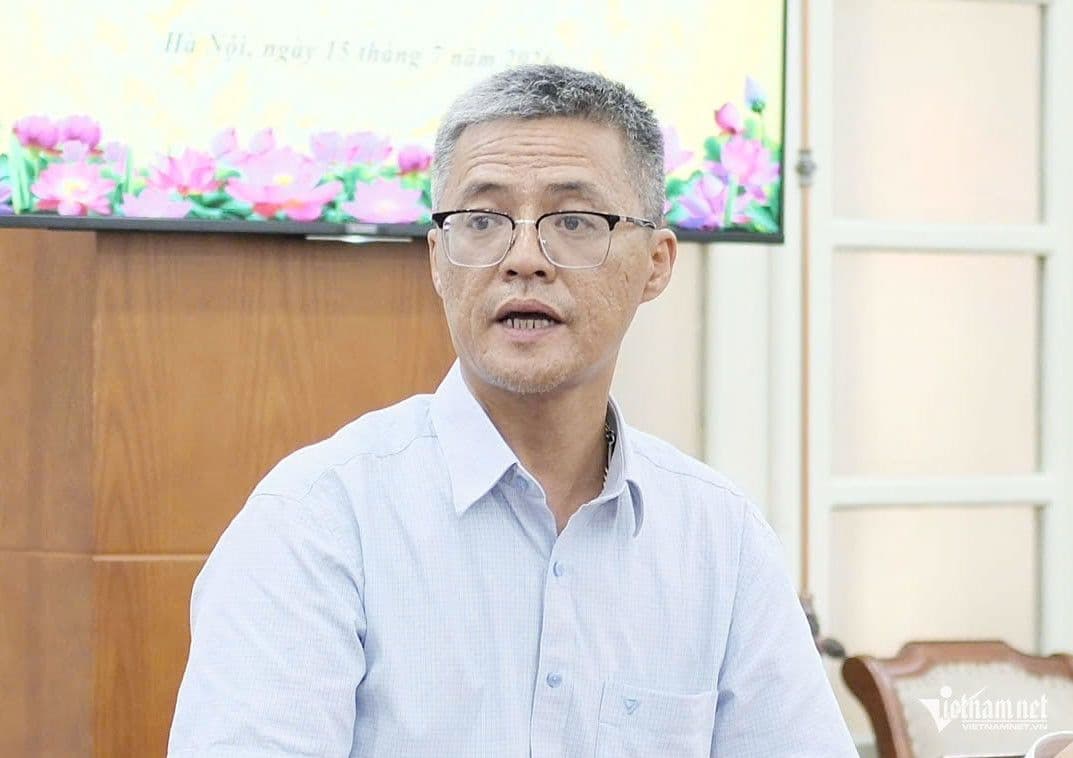 Người đàn ông đeo kính phát biểu tại cuộc họp về bản quyền âm nhạc ở Việt Nam
