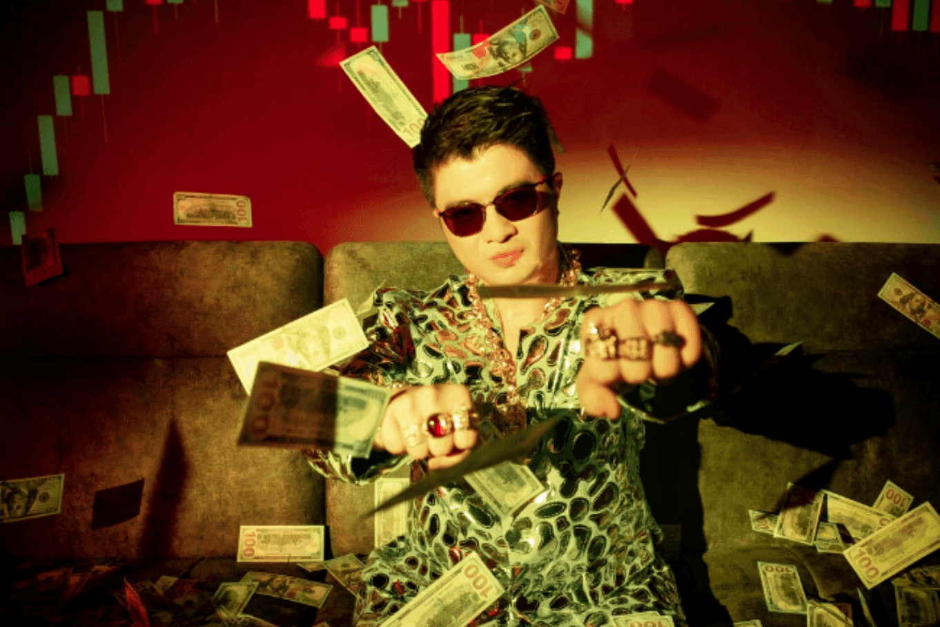 Người đàn ông đeo kính râm trong bộ đồ lấp lánh, tiền bay xung quanh, tượng trưng cho dòng tiền khuất tất và hình ảnh 'cá mập' tài chính.