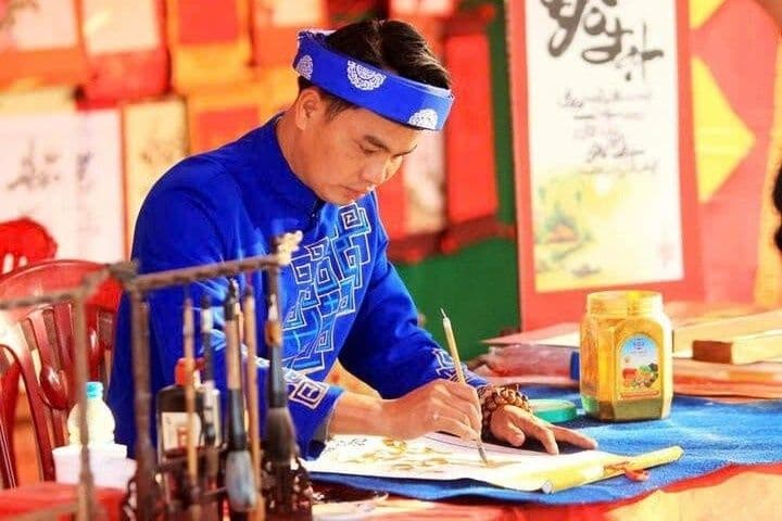 Người đàn ông khai bút đầu năm, tượng trưng cho sự học hỏi không ngừng và tâm thế chủ động, kiên cường trong năm Bính Ngọ.