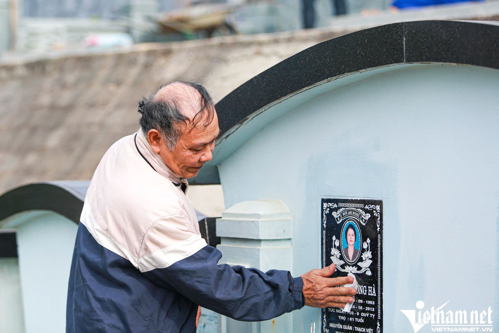 Người đàn ông thành kính thăm viếng và tưởng nhớ tổ tiên tại mộ phần trong dịp Rằm tháng 7.