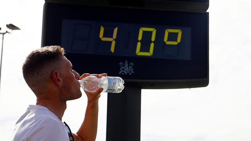 Người đàn ông uống nước dưới trời nắng nóng 40 độ C, minh họa tác động của El Niño làm trầm trọng thêm biến đổi khí hậu và nhiệt độ toàn cầu tăng.