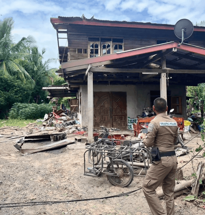 Ngôi nhà bị hư hại do đạn pháo phản lực trong cuộc xung đột biên giới Thái Lan - Campuchia.