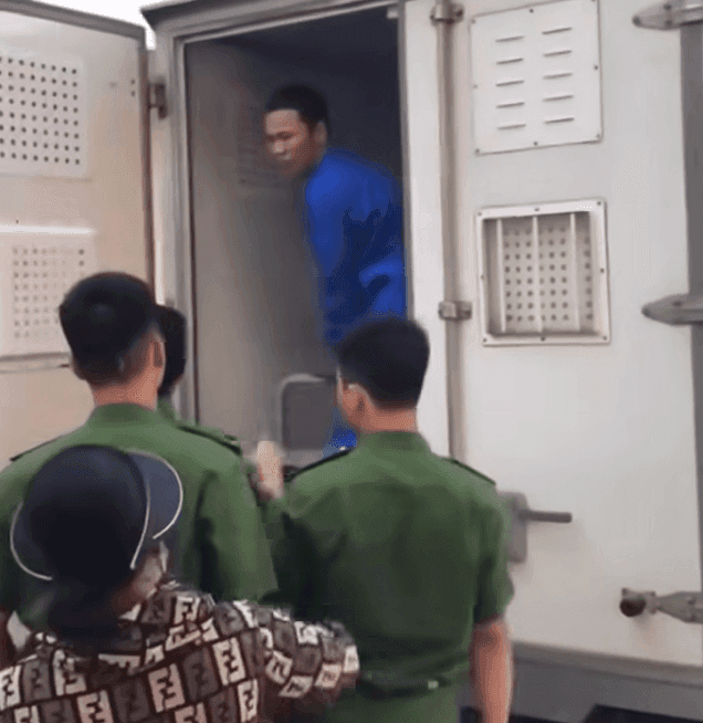 Người nông dân Thái Khắc Thành bị dẫn giải lên xe thùng về trại tạm giam sau bản án 6 năm tù.