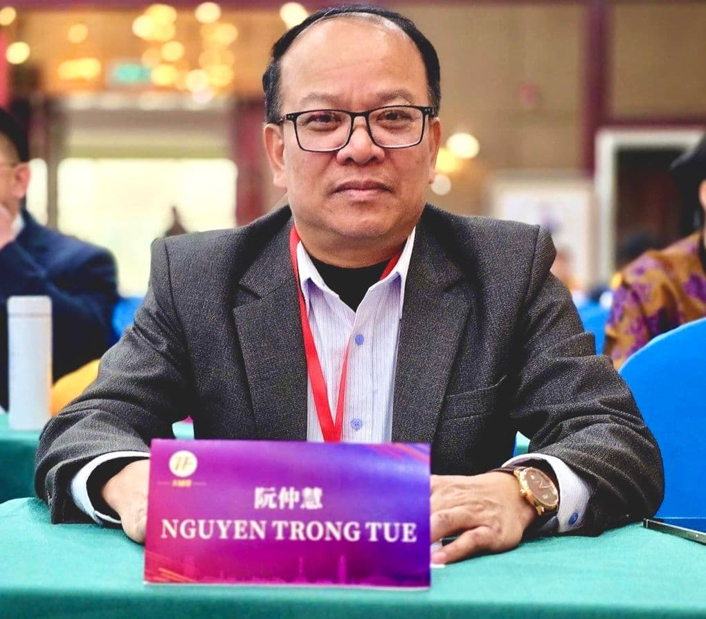 Người phụ nữ đọc văn khấn cúng tất niên trước bàn thờ gia tiên, thể hiện lòng thành kính và ước nguyện cho năm mới.