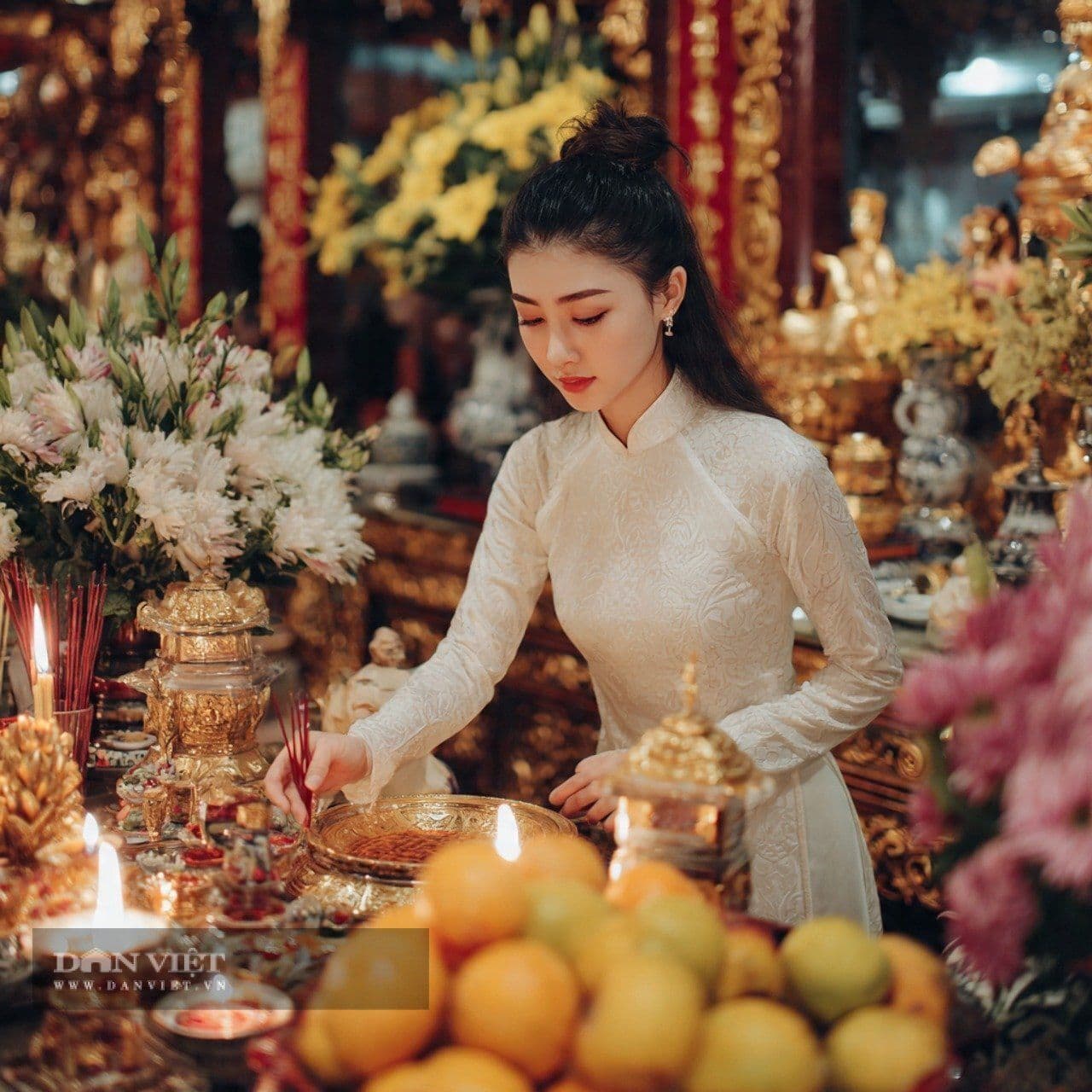 Người phụ nữ dâng hương tưởng nhớ tổ tiên trong nghi lễ Trung Thu