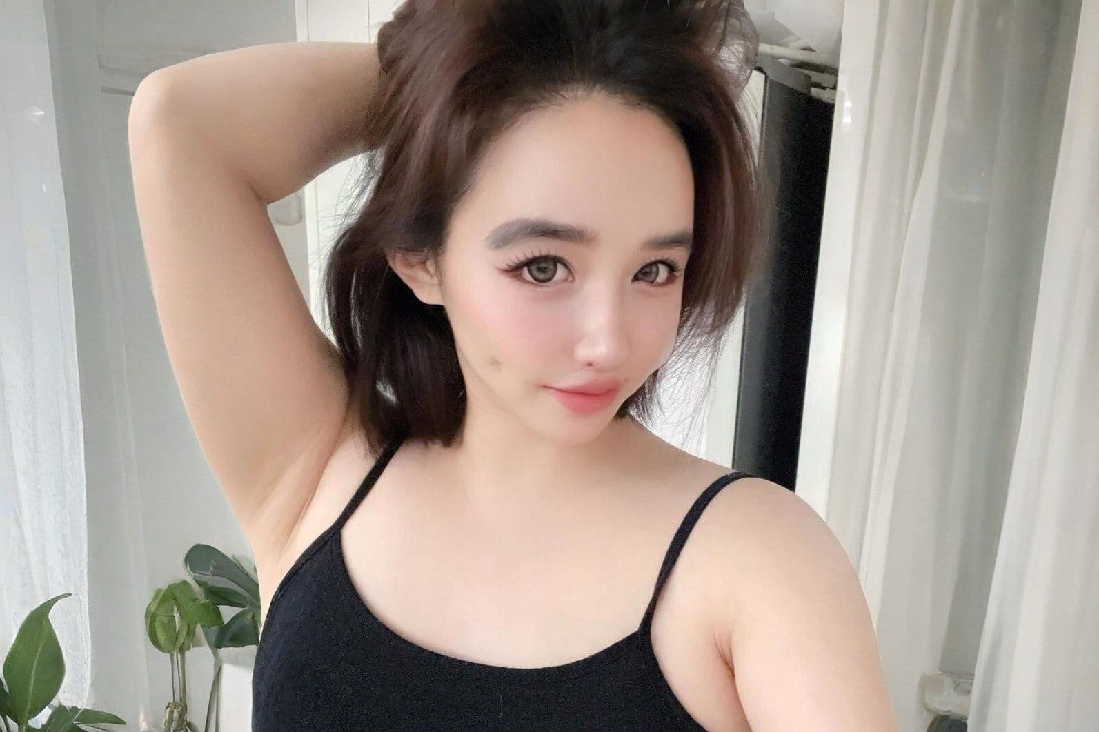 Người phụ nữ đối mặt áp lực hình ảnh và sự soi mói từ mạng xã hội.