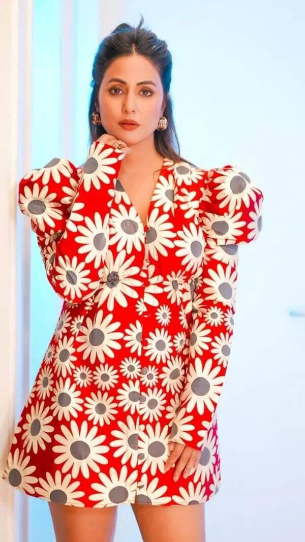 Người phụ nữ mặc váy họa tiết hoa cúc độc đáo, thể hiện khả năng của Gemini AI trong việc tạo ra những tác phẩm nghệ thuật độc đáo từ ý tưởng.