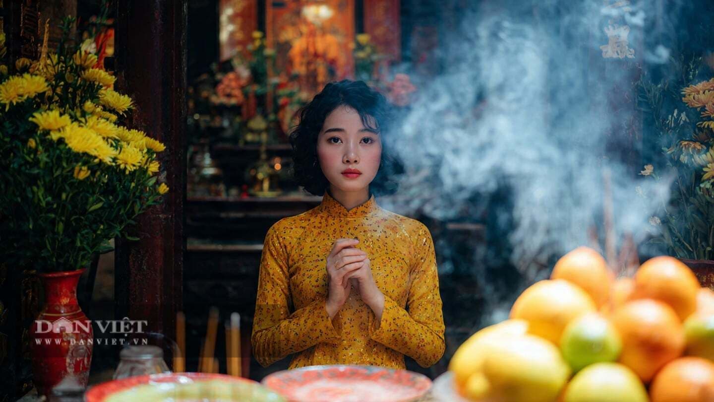 Người phụ nữ thành tâm chắp tay khấn nguyện trước bàn thờ, khói hương nghi ngút tạo không khí linh thiêng, thể hiện mong cầu bình an trong tháng cô hồn.
