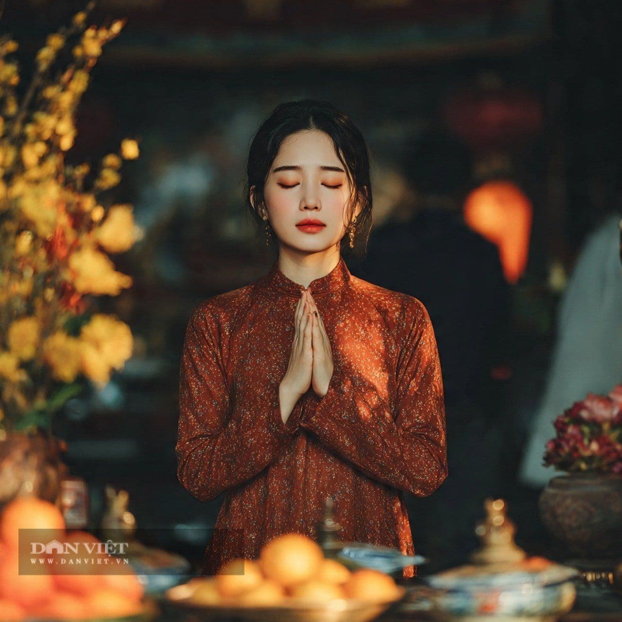 Người phụ nữ thành tâm khấn nguyện trước bàn thờ gia tiên trong dịp Trung Thu