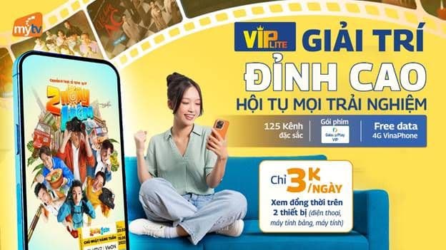 Người phụ nữ tận hưởng giải trí cao cấp với gói MyTV VIP Lite trên điện thoại, phù hợp cho trải nghiệm lưu trú đẳng cấp.