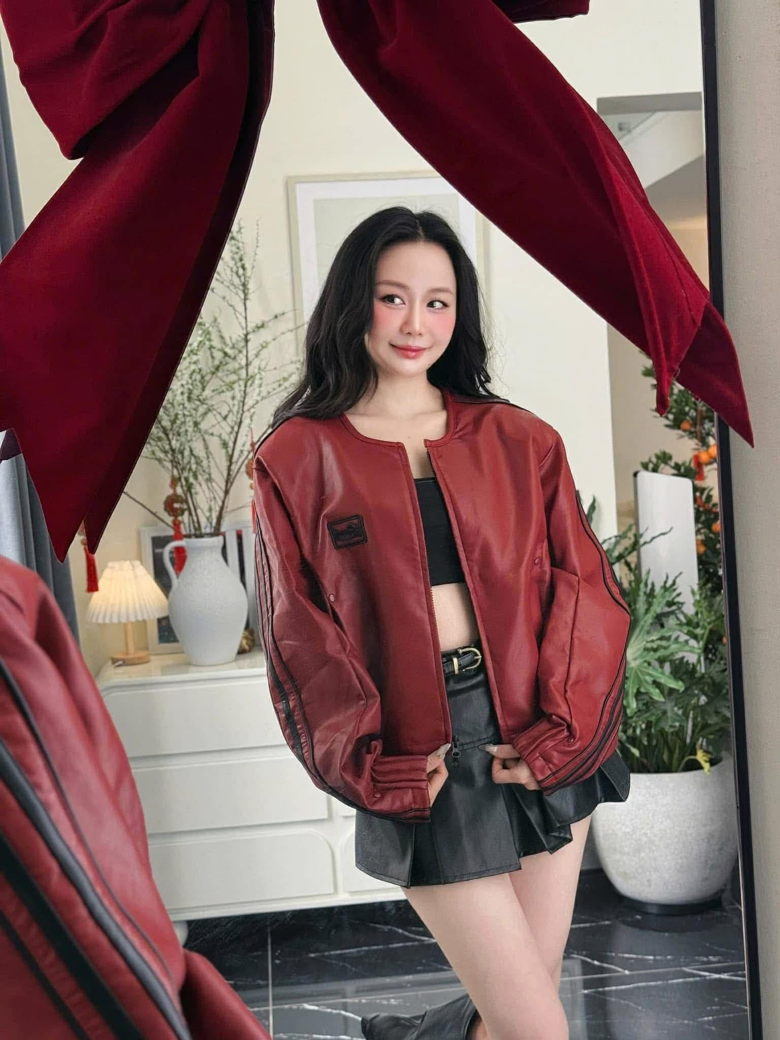 Người phụ nữ trẻ mặc áo khoác đỏ, thể hiện phong cách chi tiêu cá nhân dịp Tết.