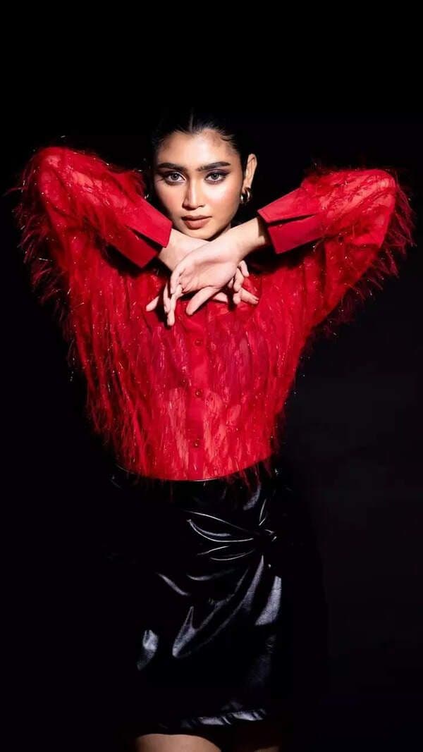 Người phụ nữ trong trang phục lông vũ đỏ ấn tượng, tượng trưng cho kết quả hình ảnh độc đáo và nghệ thuật có thể tạo ra bằng kỹ thuật prompt engineering với Gemini AI.