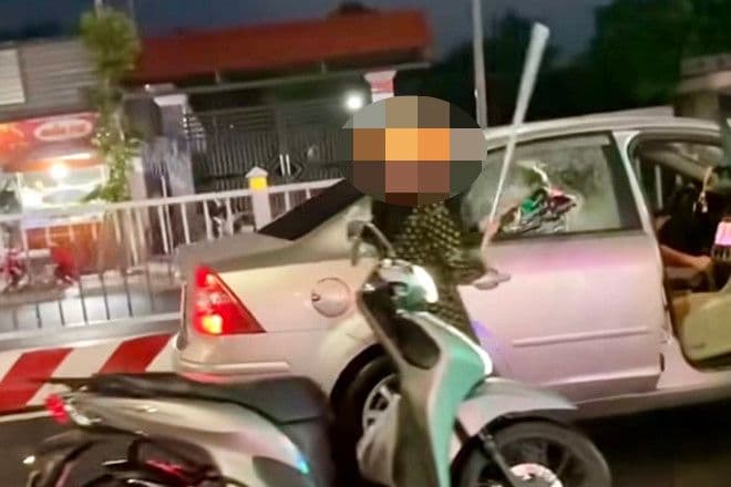 Người phụ nữ tạt đầu ô tô và hành vi đập phá kính xe trên phố