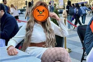 Người phụ nữ với khuôn mặt bị che mờ, tượng trưng cho bản án tử hình và sự đối diện giữa công lý, lương tri.