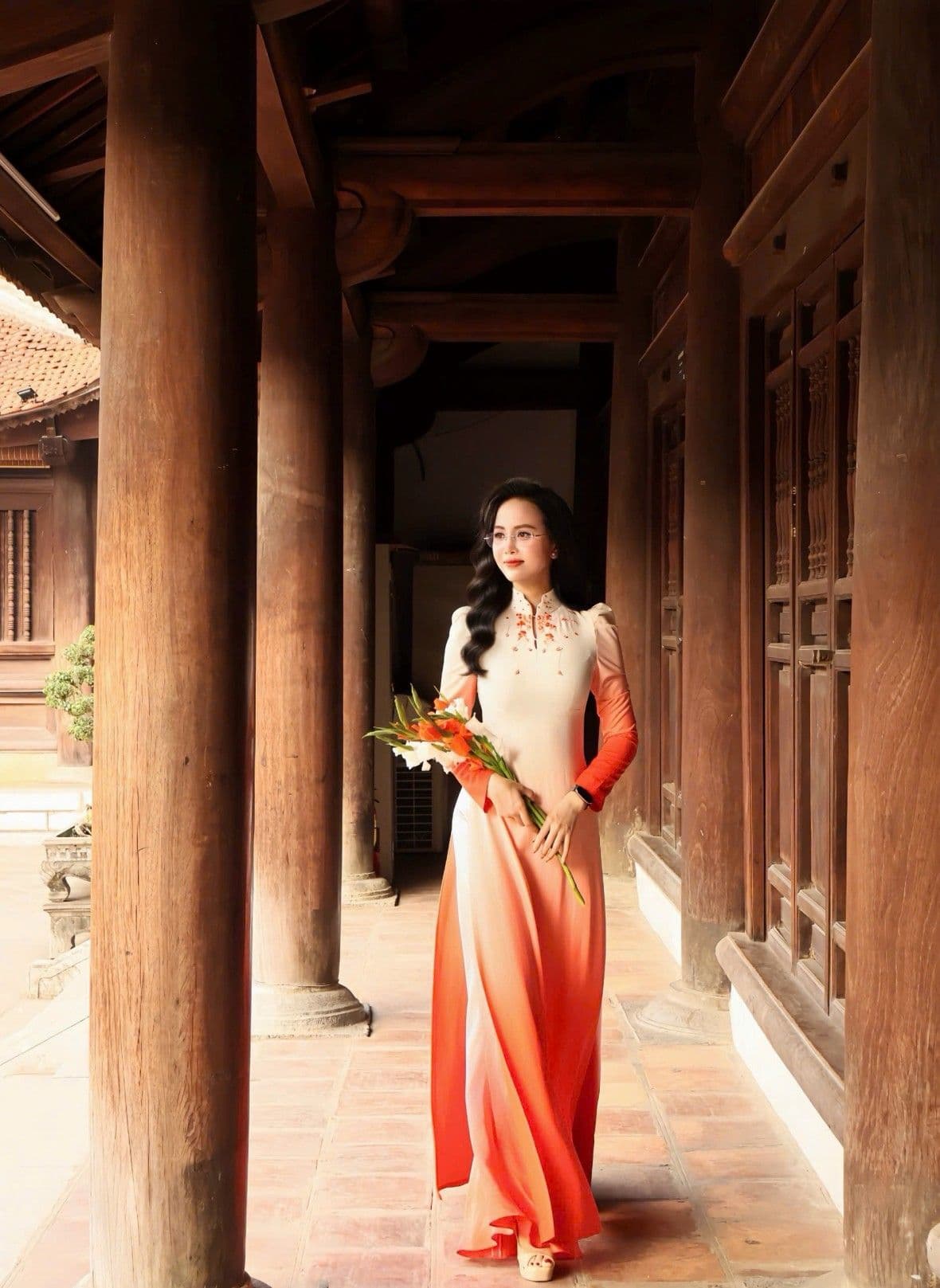 Người phụ nữ Việt Nam duyên dáng trong tà áo dài truyền thống, biểu tượng của vẻ đẹp và sự tri ân.