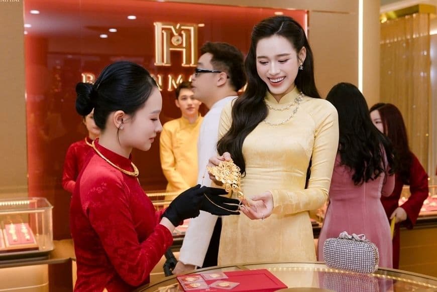 Người phụ nữ Việt Nam mua vàng trang sức tại cửa hàng Bảo Tín Mạnh Hải