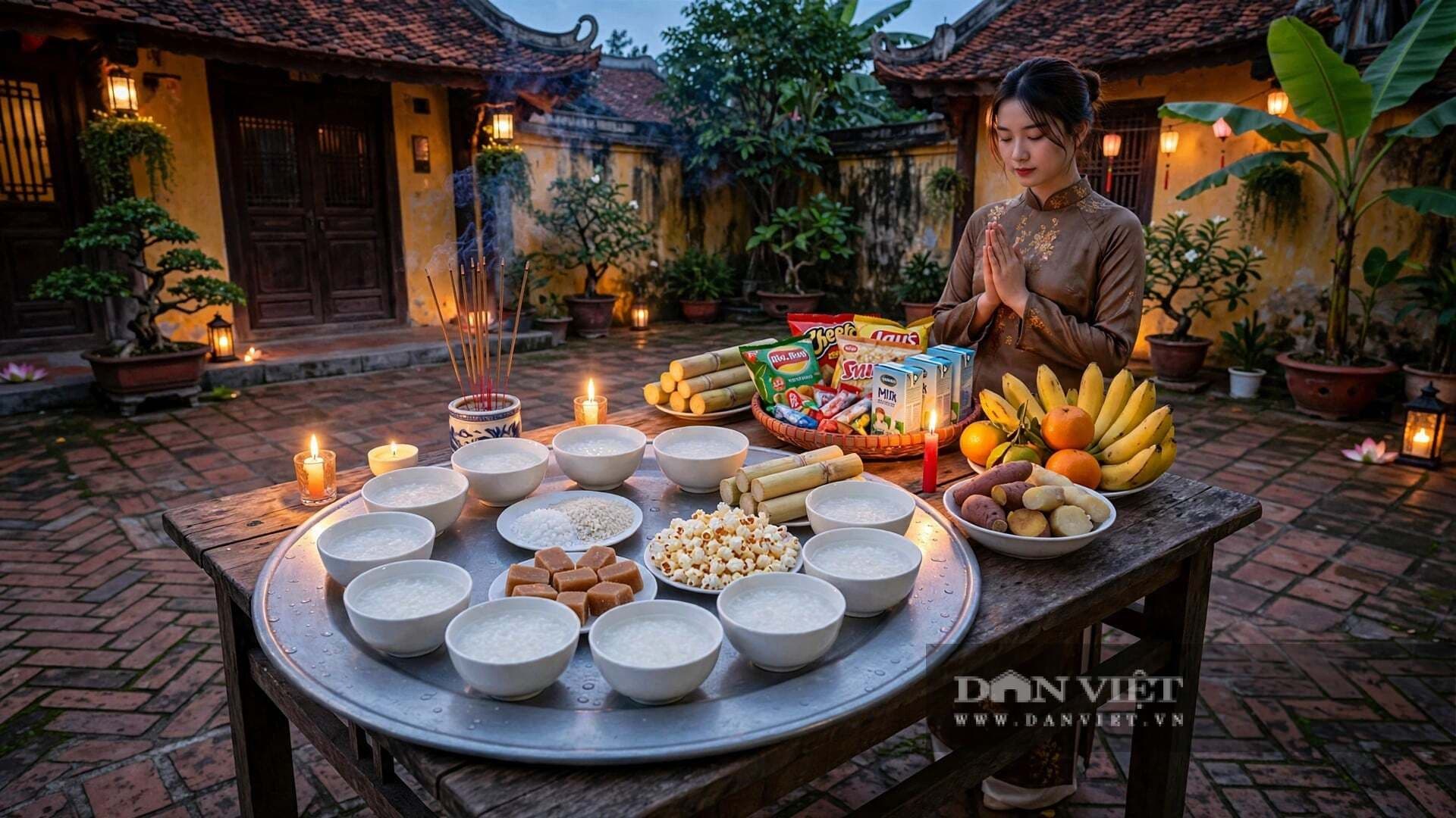 Người phụ nữ Việt Nam thành kính cầu nguyện bên mâm cúng chúng sinh trong sân nhà cổ.