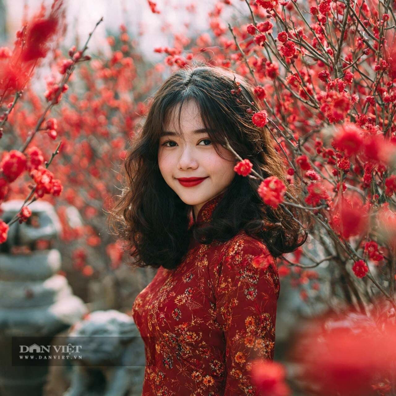 Người phụ nữ Việt Nam trong áo dài đỏ truyền thống, tượng trưng cho văn hóa và may mắn Á Đông.