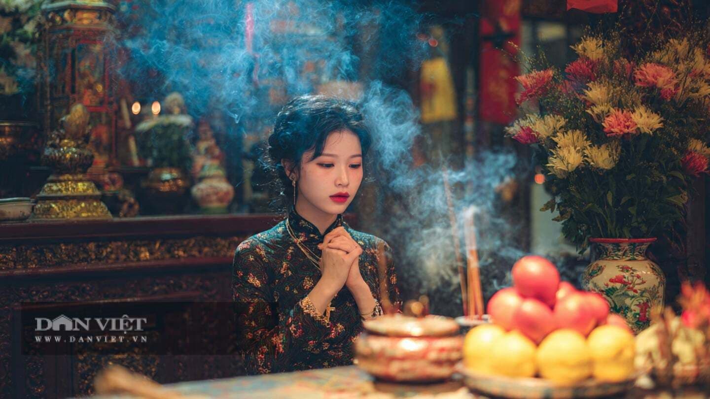 Người phụ nữ Việt thành tâm khấn nguyện trước bàn thờ gia tiên