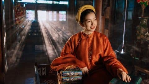 Người phụ nữ Việt trong trang phục cổ truyền, tượng trưng cho việc tái hiện và bảo tồn văn hóa miền Tây