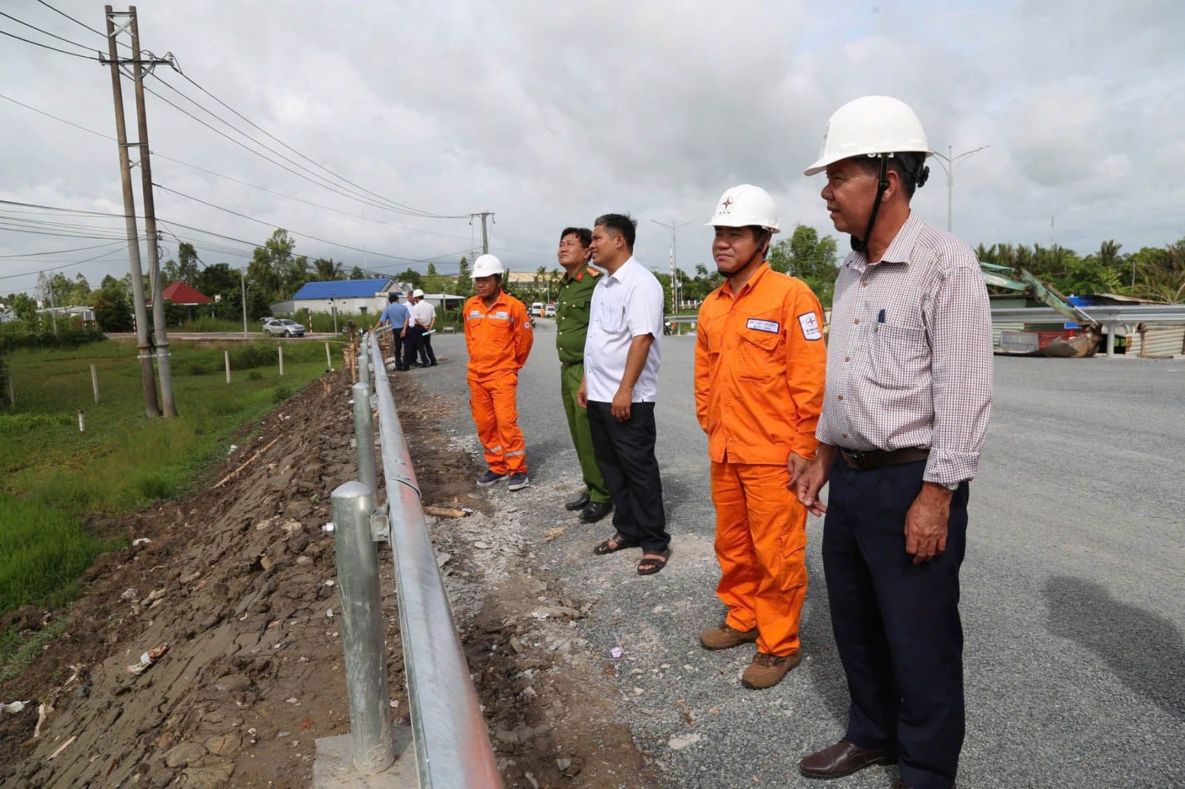 Người thợ điện EVN kiểm tra công trình, thể hiện bản lĩnh và sự tận tâm.