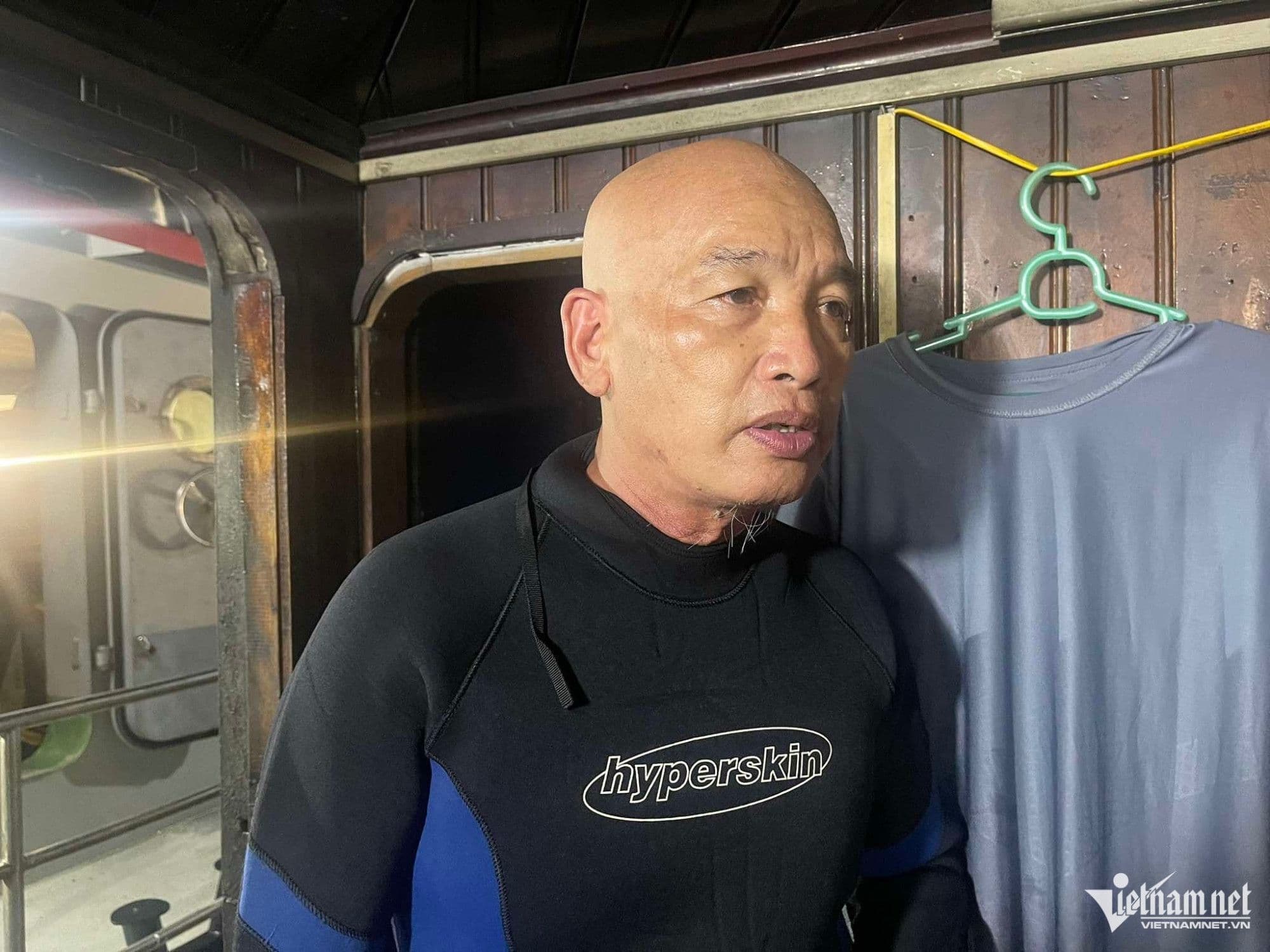 Người thợ lặn dũng cảm tham gia công tác tìm kiếm nạn nhân vụ lật tàu.