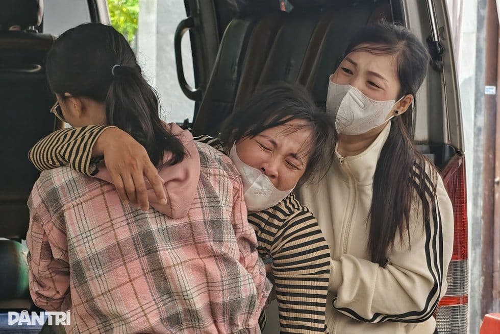Người thân đau buồn tại hiện trường vụ thảm án Đồng Nai